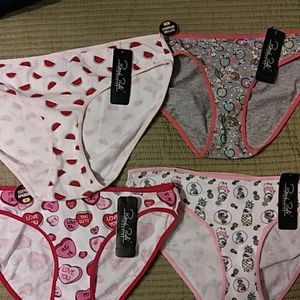4 pairs mixed medium sized woman's underwear